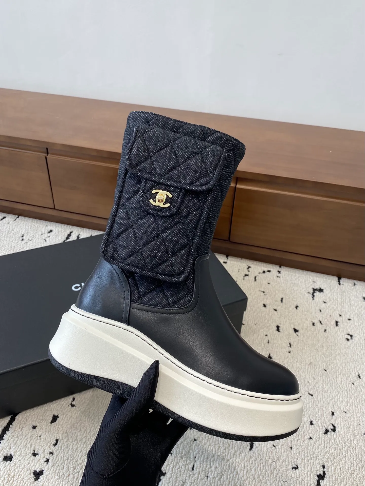 👟👟Ex-factory price 840👟👟 CHANEL 2025s autumn and winter series thick-soled high short boots, high and short are made of imported cowhide respectively, with an additional height of 5cm to show leg length. The boots follow Chanel's classic rhombus pattern, plus a small bag that can be opened to carry small things. Xiao Meimei especially likes it. This is a hot style created by Chanel this autumn and winter. With the traditional inner zipper, it is easy to put on the feet and super comfortable. It is a must-have for this autumn and winter. Upper material: imported cowhide with rhombus microfiber, washed denim ❤︎ Consistently authentic ❤︎ Outsole: original Italian TPU foam outsole Number of yards: 35-40 (40 is custom-made, non-refundable and non-exchangeable) Buy now👉 Buy now👉